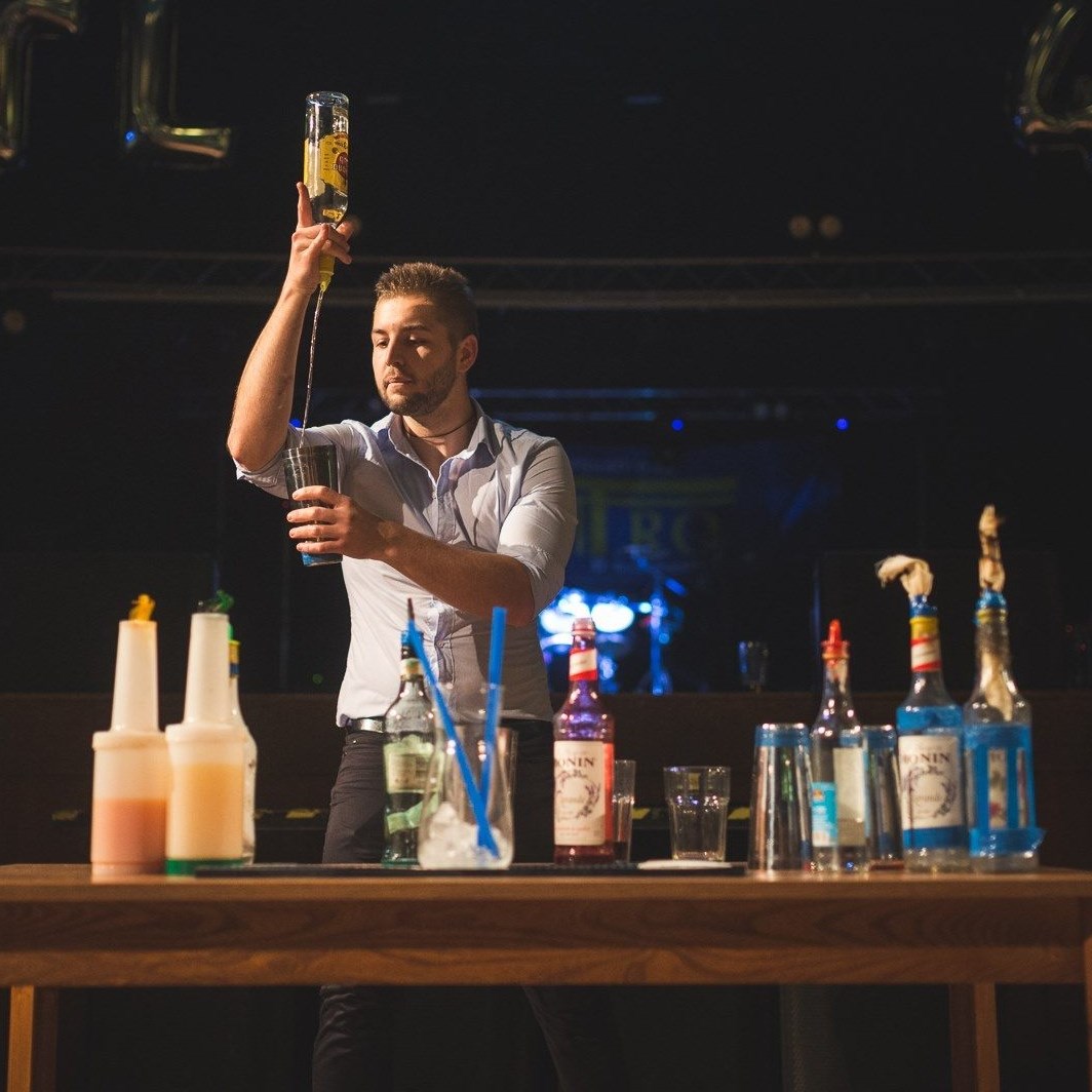 Mobilní bar a barmanská show na párty